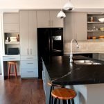 Cocina con encimeras negras.