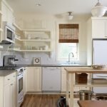 Cocina con una pequeña ventana