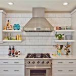 Cocina blanca con campana metálica