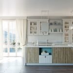Cocina con ventana grande.