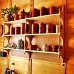 Estantes en la cocina en estilo ecológico.