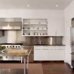 Muebles de cocina blancos con estantes abiertos