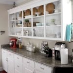 Muebles de cocina con estantes abiertos en blanco