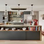Estantes en una cocina de isla