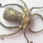 Pegue diamantes de imitación y aplique pintura acrílica