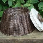 Cesta marrón con tapa de periódico blanca