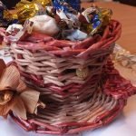 Dulces en un tazón de periódico