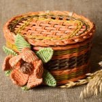 Cesta de mimbre con flor