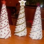 Árboles de navidad de tubos de periódicos
