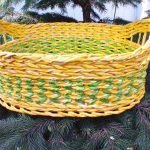 Cesta de mimbre verde y amarilla