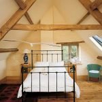 Cama pequeña en el dormitorio