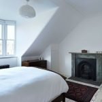 Dormitorio con chimenea