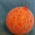 Moje los hilos con pegamento y envuelva la bola