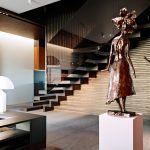 Estatuas monumentales en el interior