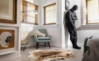 Escultura en un interior moderno.