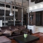 Tabique de vidrio entre la cocina y el salón.