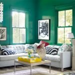 Sofá blanco en un interior verde