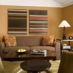 Lámpara sobre la mesa junto al sofá