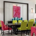 Sillas brillantes alrededor de la mesa