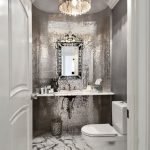 Pared glamorosa sobre el lavabo