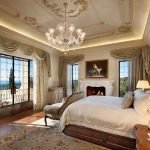 Dormitorio glamoroso con grandes ventanales