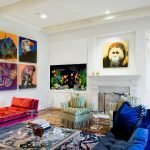 Sofá azul y rojo en la sala de estar