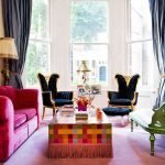Sillones verdes junto a la ventana
