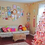 Interior de año nuevo en estilo kitsch.