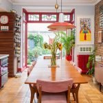 Cocina de estilo kitsch con ventana grande