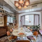 Cocina de estilo kitsch con comedor