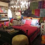 Cama con cuadros rojos