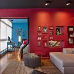 Sala de estar con paredes rojas