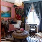 Decoración de una habitación pequeña al estilo kitsch