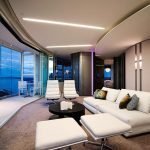Muebles blancos en la sala de estar