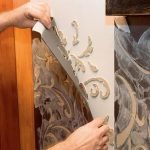 Arreglamos la plantilla a la pared, aplicamos yeso