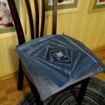 Asientos en una silla hecha de jeans