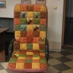 En la silla de oficina al estilo de patchwork