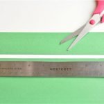 Cortar una tira de 21 × 2.5 cm para el tallo