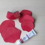 Teñimos los pétalos con pintura acrílica.