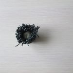 Aplique pintura acrílica blanca en las puntas de los flecos.