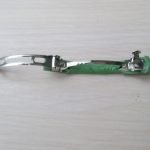 Pegue la pinza de pelo con foamiran