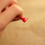 Luego haz el pétalo rojo más pequeño