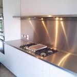 Delantal de metal en una cocina blanca