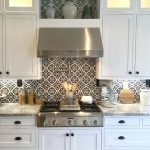 Azulejo estampado en una cocina blanca