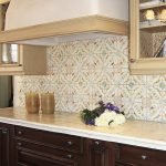 Azulejos beige en el color de la cocina.