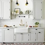Azulejo blanco en una cocina blanca