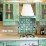 Tablero de ajedrez con azulejos de colores