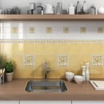 Líneas de azulejos de colores