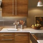 Combinación de metal y madera.