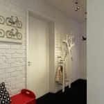 Interior con estante de madera.